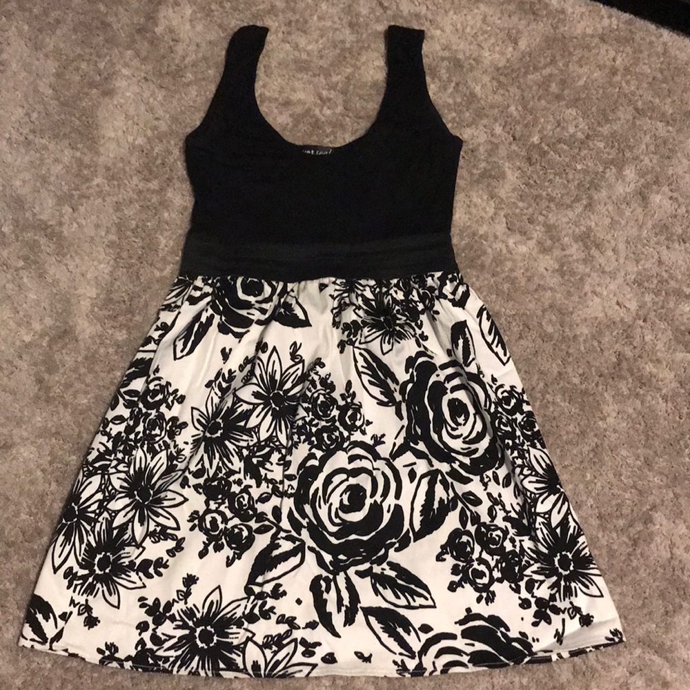 XS Wet Seal black and white floral dress